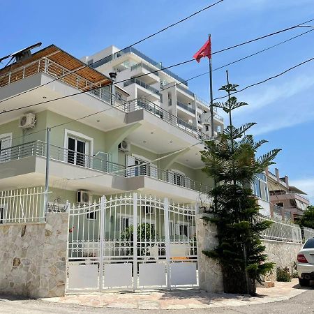 סרנדה Villa Xhevdet מראה חיצוני תמונה