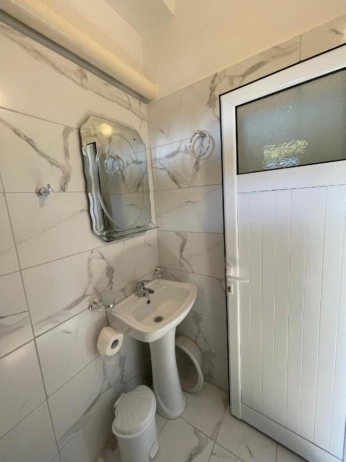 סרנדה Villa Xhevdet מראה חיצוני תמונה