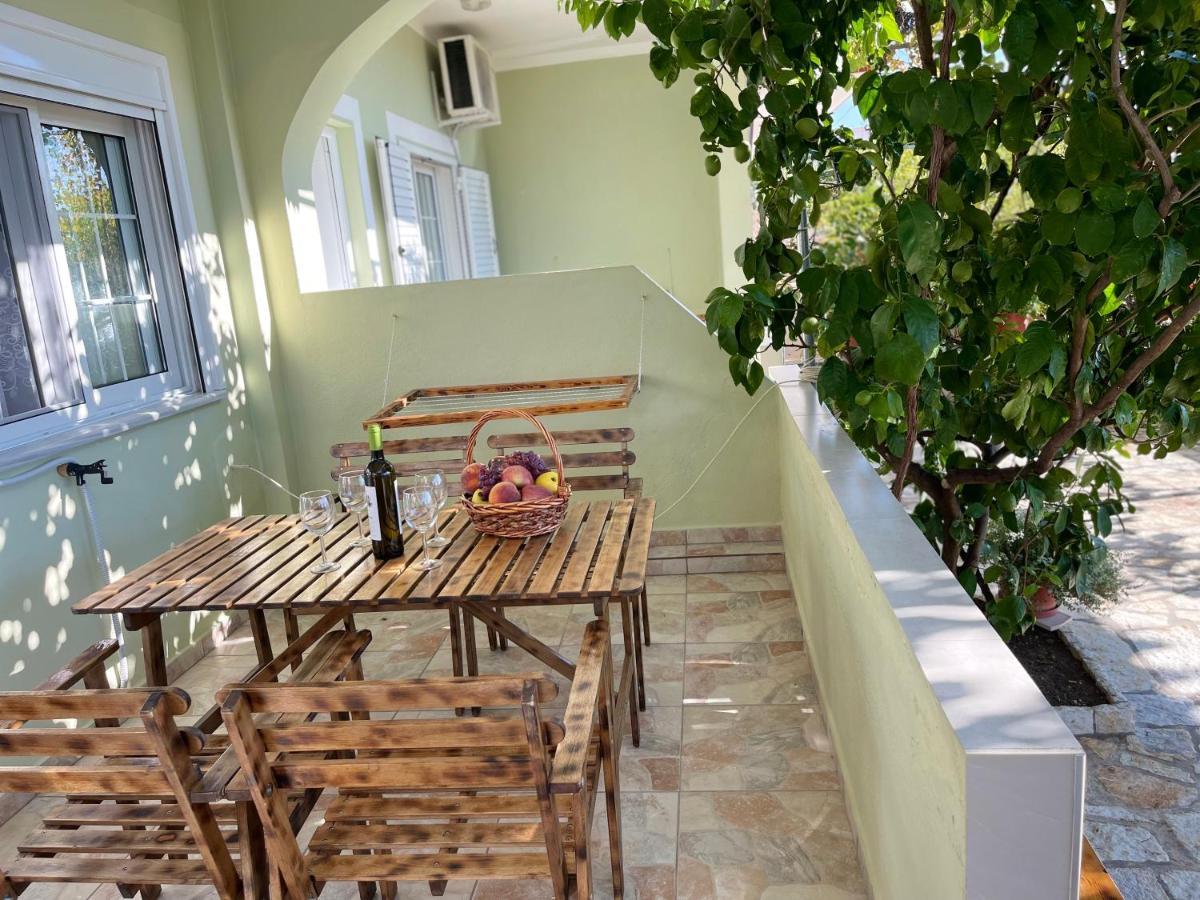 סרנדה Villa Xhevdet מראה חיצוני תמונה